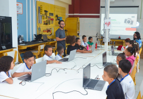 Educação realiza atividade com alunos da EJA no Espaço Maker