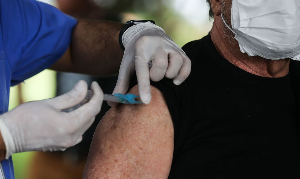 movimentacao de idosos no posto da 612 sul para vacinacao contra influenza2403209965 original